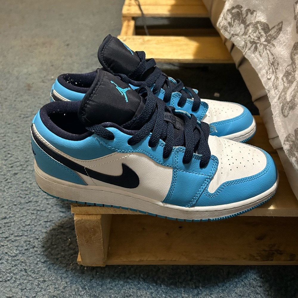 UNC air jordan 1s. size 5.5 men’s or 6.5 women’s. barely worn!! great condition.